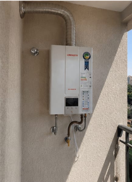 Aquecedor a gás instalado conforme normas técnicas