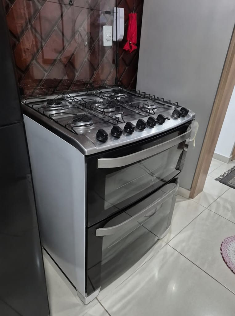 Fogão a gás de seis bocas instalado em cozinha residencial